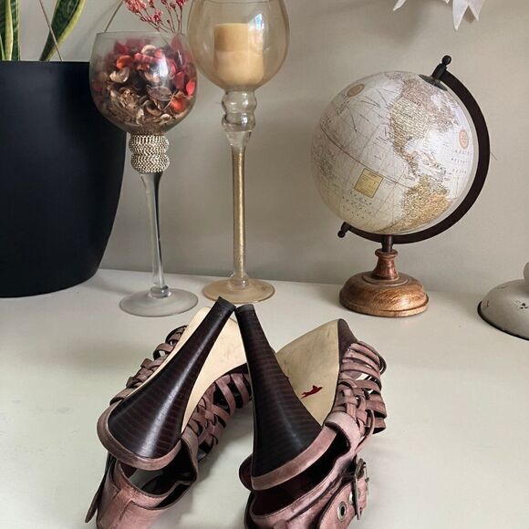 Beautiful Sz 9 High Heel Sandal - Picture 4 of 7